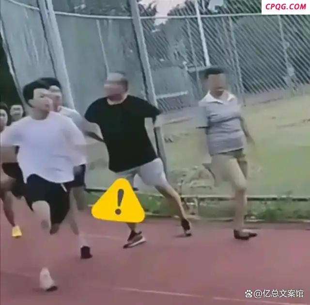 老人故意肘击学生或涉嫌犯罪 公共空间冲突引热议