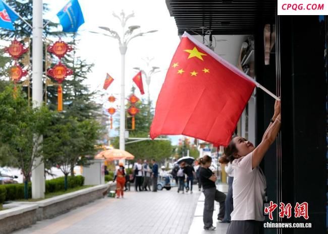 拉萨街头张灯结彩庆祝氛围浓