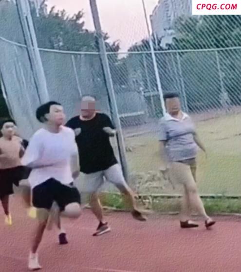 媒体评老人散步故意肘击跑步学生