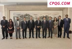 媒体评老人散步故意肘击跑步学生 不当行为引争议