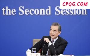 男子遇五步蛇和竹叶青打架被误伤 罕见“毒系连招”
