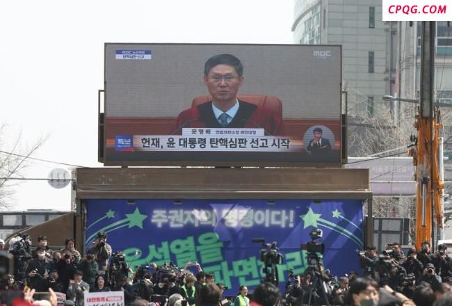 韩国上万民众起诉尹锡悦夫妇 紧急戒严令引争议