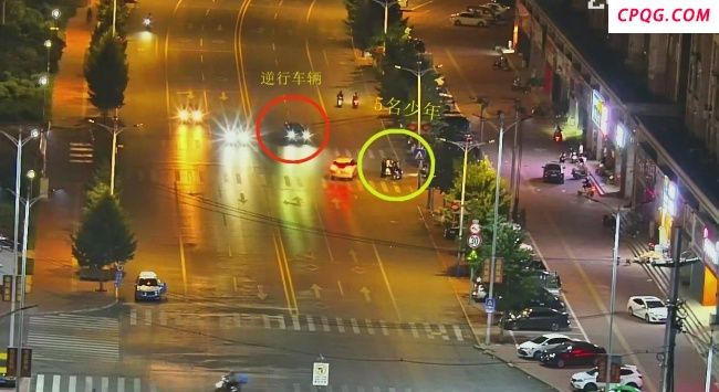 轿车逆行冲向少年 警车中间一横救5人
