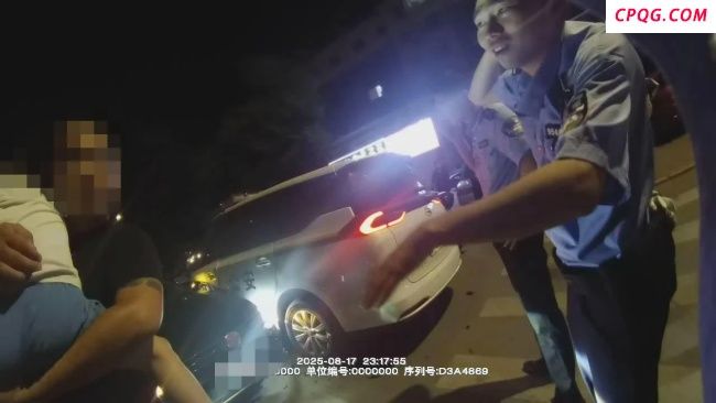 轿车逆行冲向少年 警车中间一横救5人 生死瞬间英勇拦截