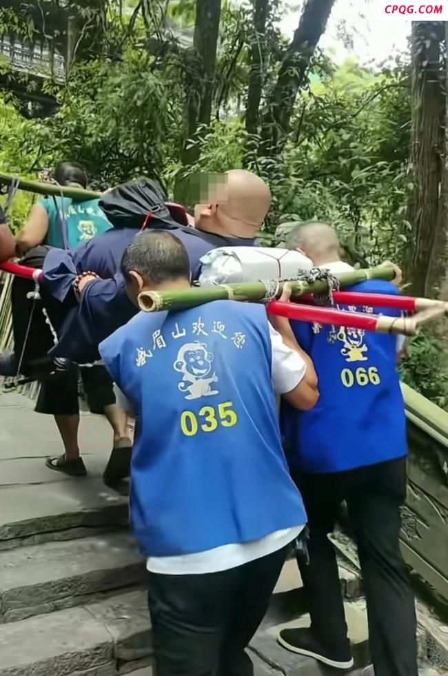 抬263斤游客上山轿夫：32年来最大单！