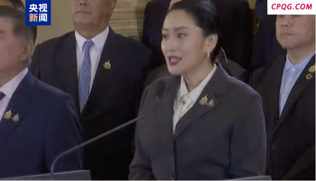 佩通坦被解除泰总理职务后微笑露面