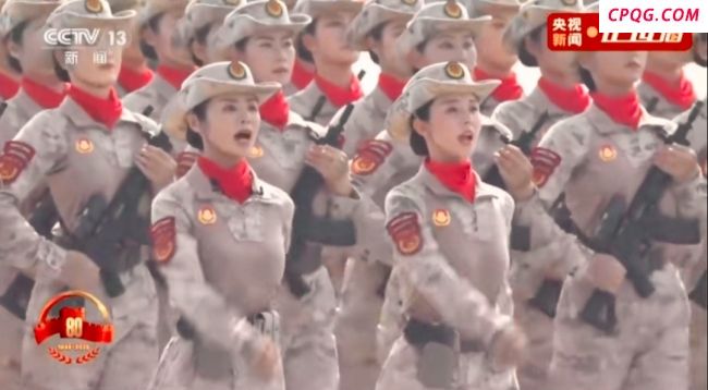 女民兵方队踏正步英姿飒爽 铿锵玫瑰展现坚韧风采