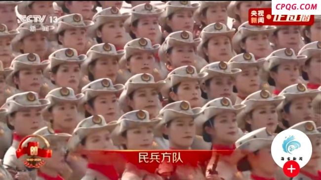 女民兵方队踏正步英姿飒爽 铿锵玫瑰展现坚韧风采