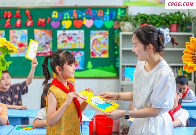 江苏扬州：手工制作致敬教师节