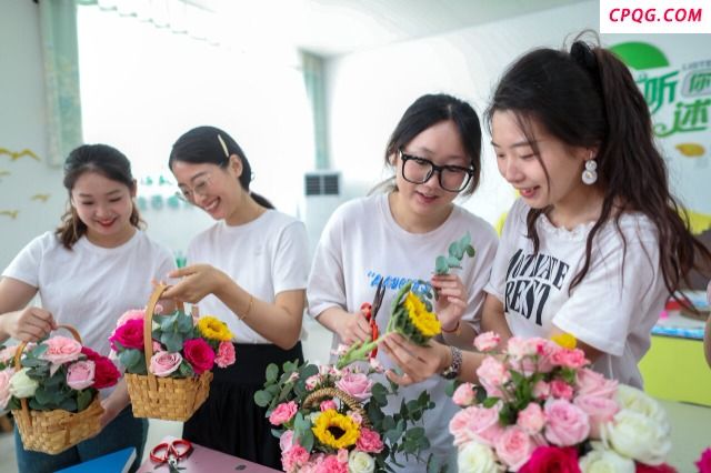 江苏泰州：巧手插花庆祝教师节