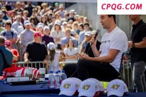 政治盟友遭枪击身亡，特朗普下令降半旗志哀