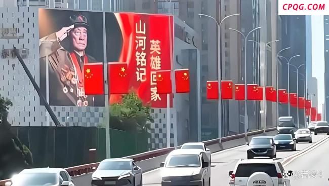 沈阳市民夹道欢迎英烈回家 满城中国红迎英雄归来