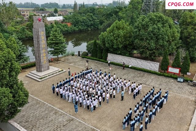 瞻仰陵园祭英烈 铭记历史兴中华