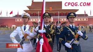 祝福祖国！五星红旗在天安门广场冉冉升起