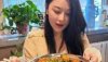张馨予结婚六年首带女儿露面，何捷亲自教女儿游泳，强壮肌肉抢镜