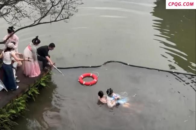 救人小伙未现身 景区发布寻人启事
