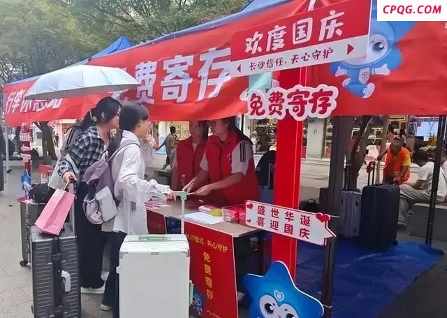 开封旅游你遇到过哪些暖心服务 雨中免费雨衣传递温暖
