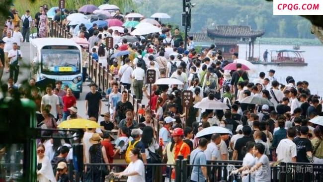 告诉王维 西出阳关全是人：假期景区人山人海