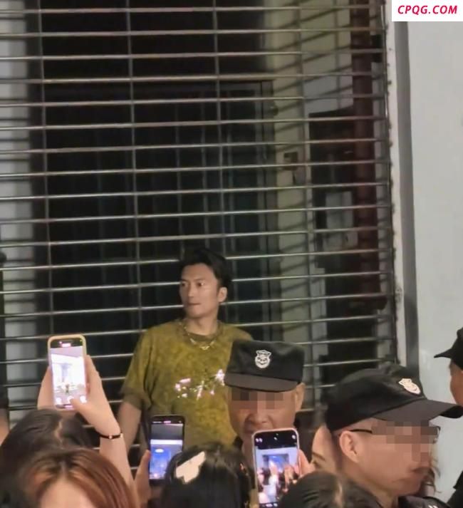 歌迷狂追“谢霆锋”拍照 安保：假的！