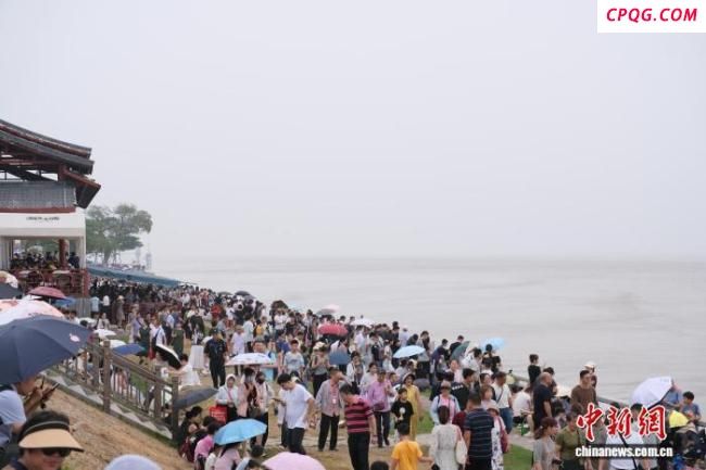 浙江海宁：盐官古城新韵引客来 钱塘江大潮添活力