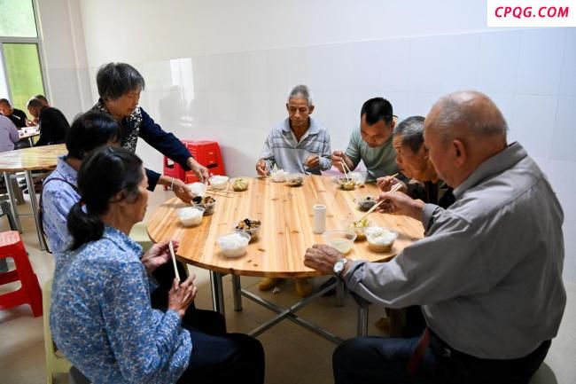 台风致广西百色一些村屯被淹 干群齐心抢险救灾