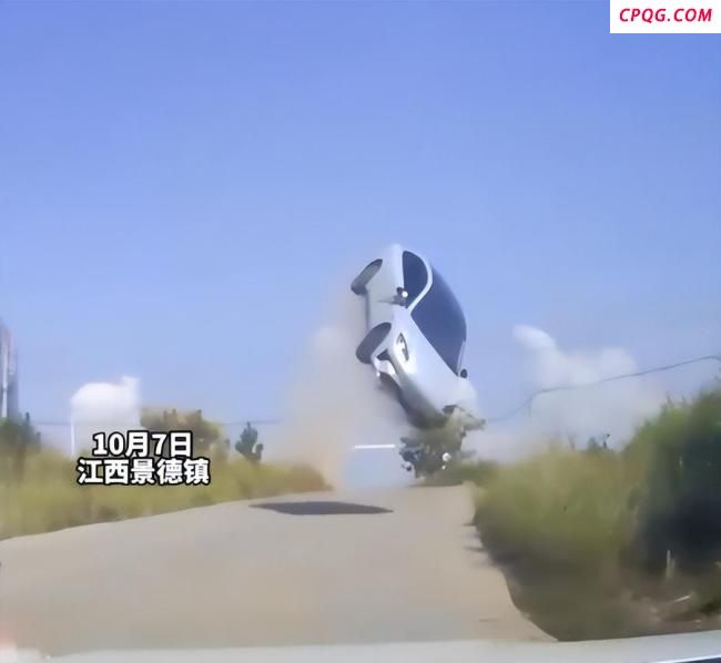 小车从坡上“飞”下吓坏对向司机 惊险一幕目击者讲述