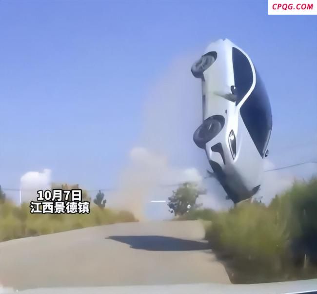 小车从坡上“飞”下吓坏对向司机 惊险一幕目击者讲述