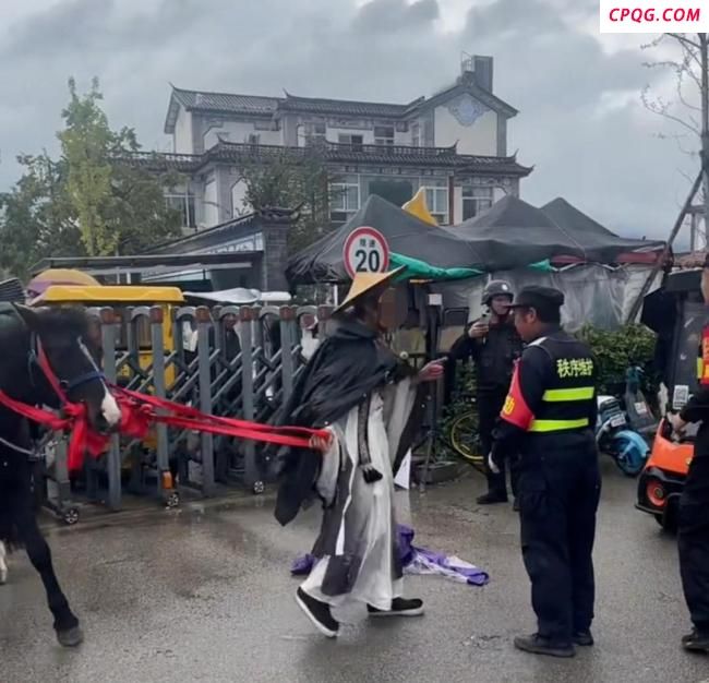 男子骑马在大理洱海与保安起冲突