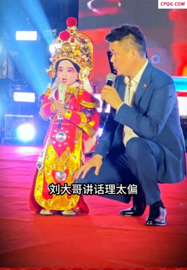 安徽3岁半“奶瓶小演员”走红 萌态十足吸睛无数