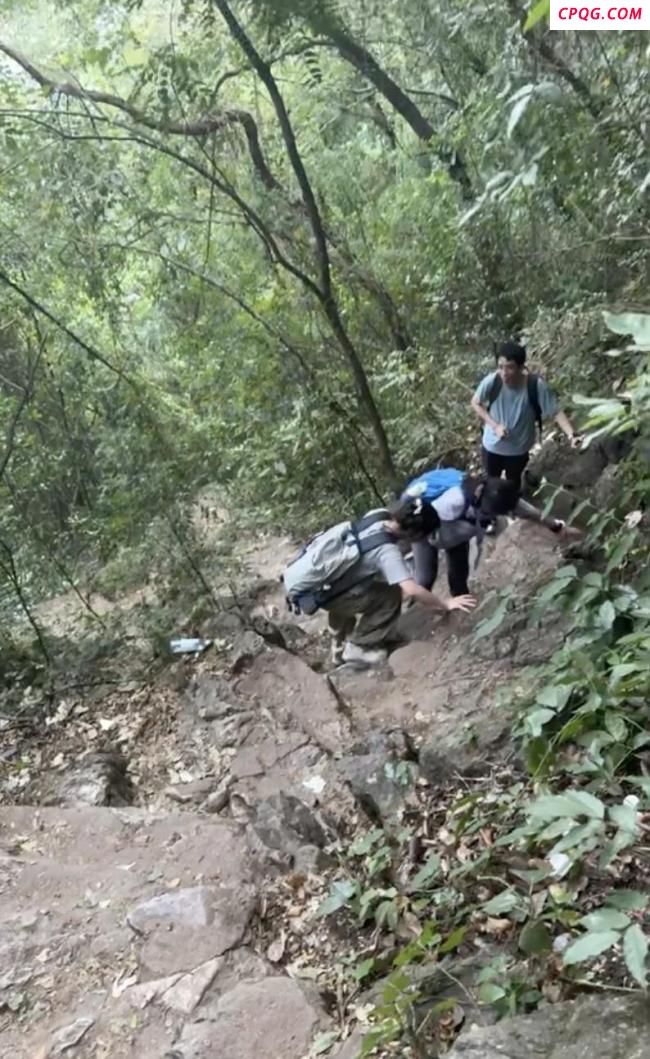 退伍小伙一把抱住从山上滑落的孩子 下面就是悬崖 退役军人的本能反应