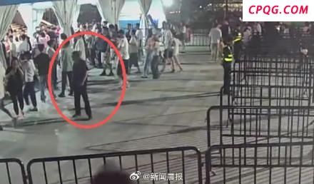 黄牛强推无票歌迷过检票闸机被拘