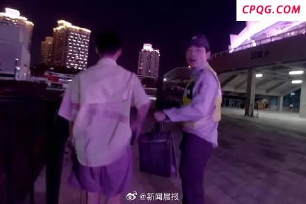 黄牛强推无票歌迷过检票闸机被拘 扰乱秩序受罚
