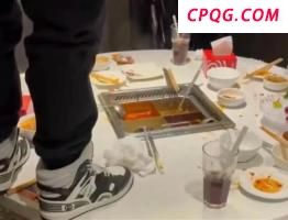 女儿想要草坪婚礼 妈妈亲手种下一片草地 爱的具象化