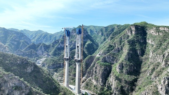 郑州至洛阳高速公路项目后寺河特大桥主塔顺利封顶
