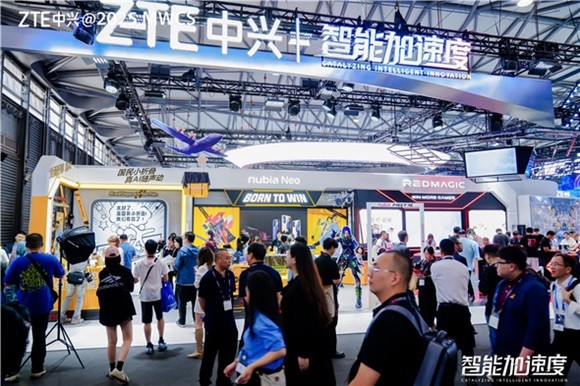 中兴AI终端亮相2025MWC上海，游戏二次元打造破次元体验
